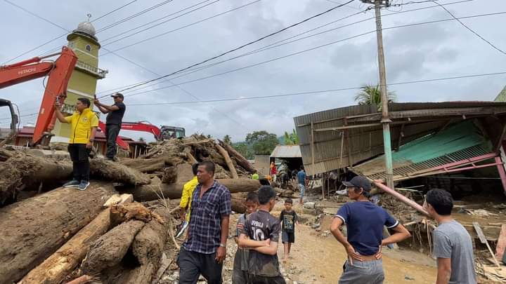 Banjir bandang di Kabupaten Aceh Tenggara, Provinsi Aceh, pada Senin malam (13/11) merusak sejumlah infrastruktur dan menyebabkan seorang balita tewas. (Foto: BPBD Kabupaten Aceh Tenggara)