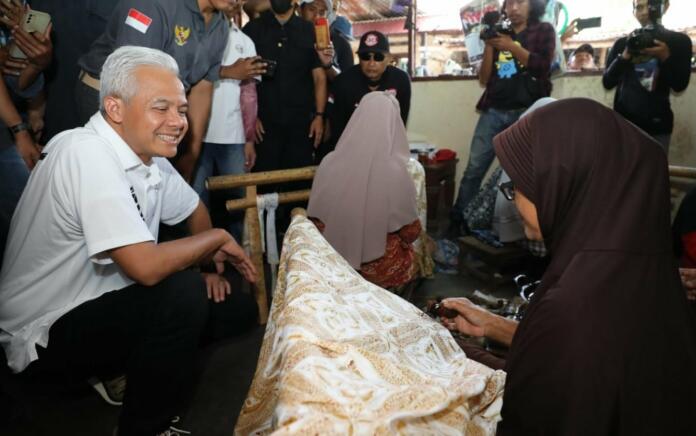 Ganjar Pranowo saat bertemu dengan perajin batik di Sukoharjo, Jawa Tengah pada Selasa (26/12/2023).