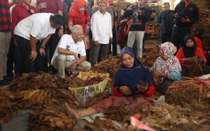 Ganjar usai mengunjungi Gudang Tembakau di Klaten, Jateng, pada Rabu (27/12/2023).