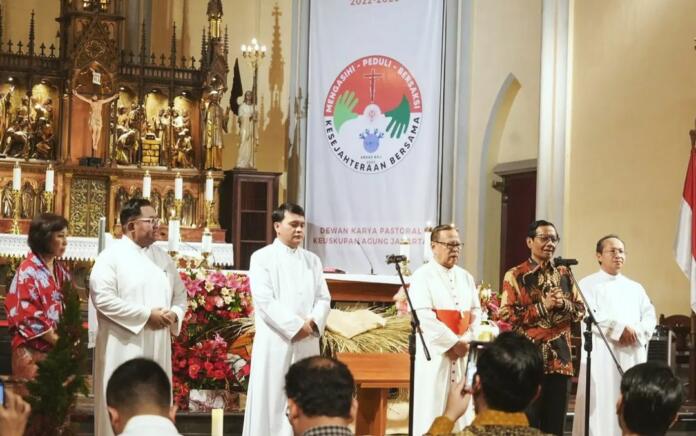 Mahfud MD memberikan pesan Natal dalam kunjungannya di Gereja Katedral, Jakarta (Foto: Ig @mahfudmd)