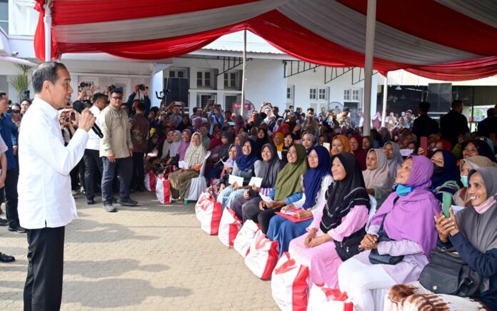 Presiden RI Joko Widodo (Jokowi) menyalurkan bantuan langsung tunai (BLT) El Nino kepada sejumlah penerima manfaat di Kantor Pos Pekalongan, Kota Pekalongan, Jawa Tengah, Rabu (13/12/2023) (Foto: Setkab)