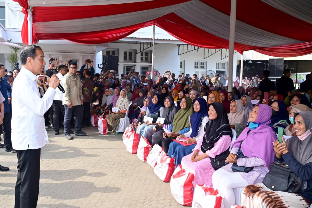 Presiden RI Joko Widodo (Jokowi) menyalurkan bantuan langsung tunai (BLT) El Nino kepada sejumlah penerima manfaat di Kantor Pos Pekalongan, Kota Pekalongan, Jawa Tengah, Rabu (13/12/2023) (Foto: Setkab)