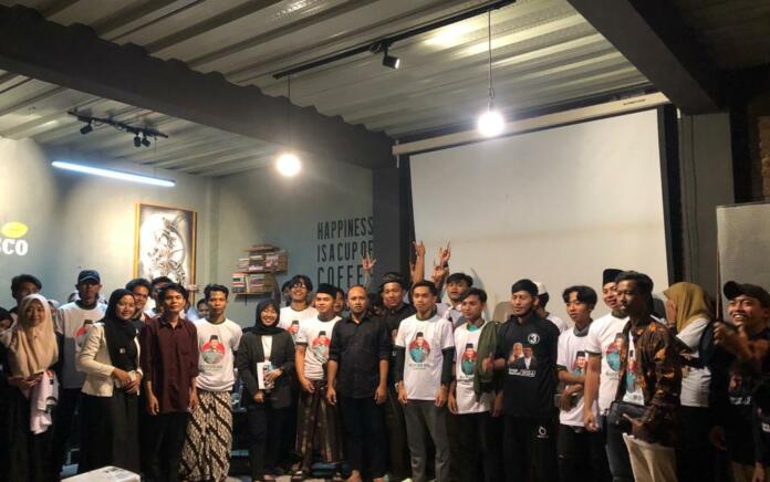 Kelompok pemuda Sahabat Mahfud Milenial menggelar kopi darat (kopdar) di Manifesco Cafe & Resto, Jalan Jalmak, Kota Pamekasan, Madura, Jawa Timur, Senin (25/12/2023) malam