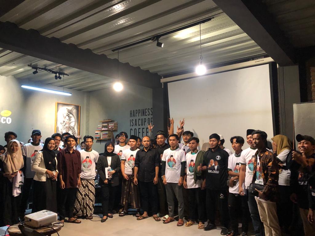 Kelompok pemuda Sahabat Mahfud Milenial menggelar kopi darat (kopdar) di Manifesco Cafe & Resto, Jalan Jalmak, Kota Pamekasan, Madura, Jawa Timur, Senin (25/12/2023) malam