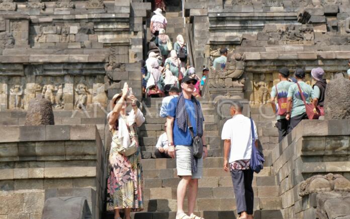 Sejumlah wisatawan mengunjungi situs Candi Borobudur di Jawa Tengah (Foto: Antara)