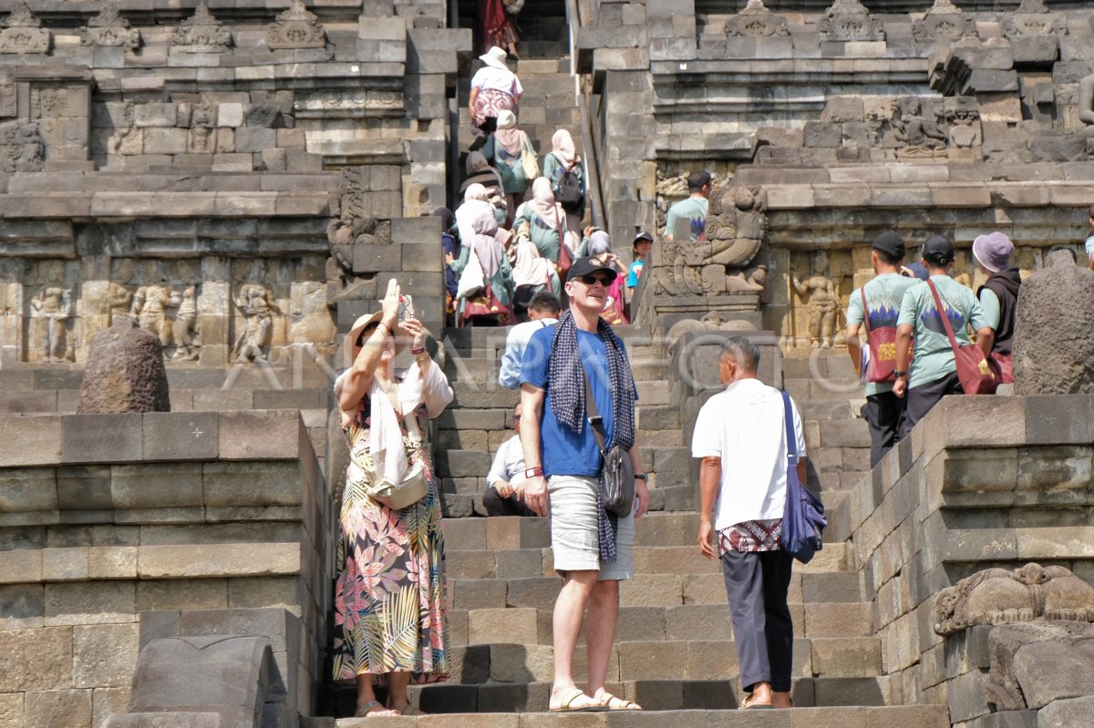 Sejumlah wisatawan mengunjungi situs Candi Borobudur di Jawa Tengah (Foto: Antara)