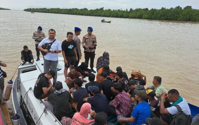 Polisi saat gagalkan keberangkatan PMI dan Pengungsi Rohingya ke Malaysia. (Foto: Polres Rohil)