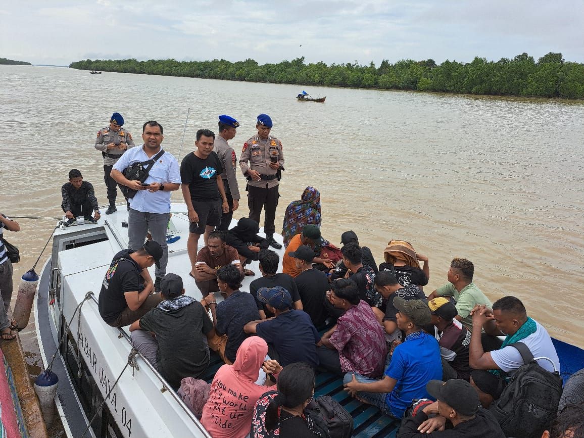 Polisi saat gagalkan keberangkatan PMI dan Pengungsi Rohingya ke Malaysia. (Foto: Polres Rohil)