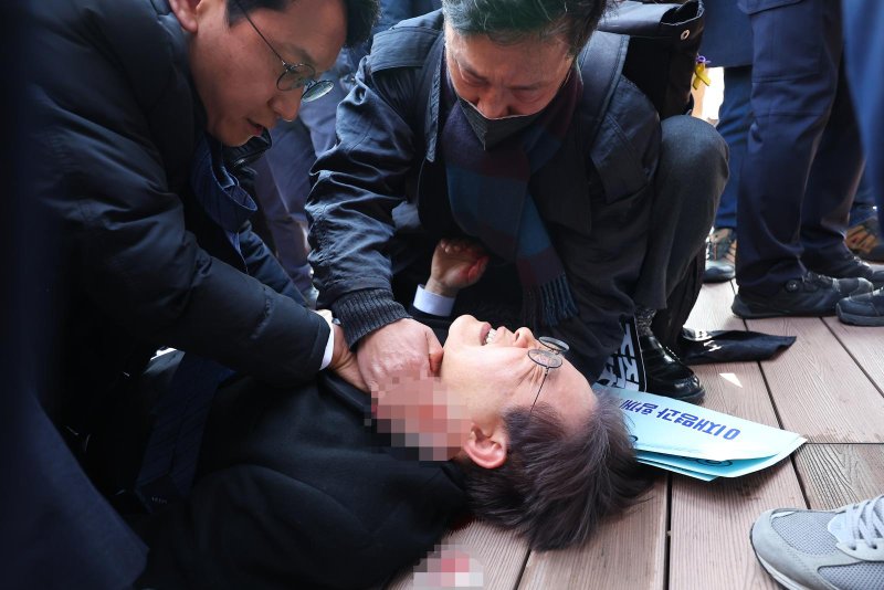 Pemimpin Oposisi Korea Selatan, Lee Jae Myung, Ditikam di Leher Saat Kunjungan ke Busan (Foto: UPI)