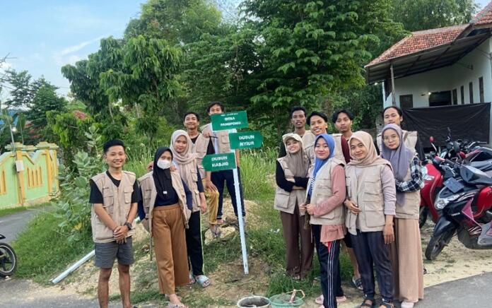 Mahasiswa KKN UTM Kelompok 19 Lakukan Kegiatan Pemasangan Plang Penunjuk Jalan Di Desa Pangppong, Kec. Labang, Kab. Bangkalan