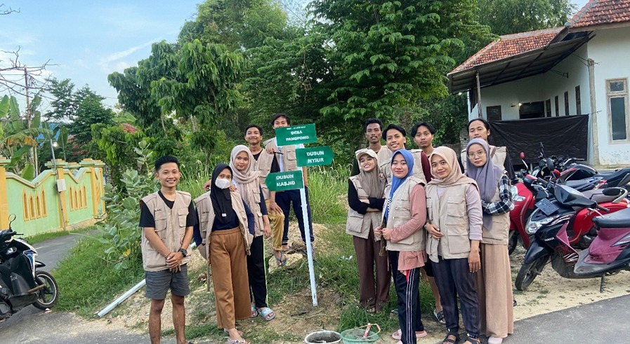 Mahasiswa KKN UTM Kelompok 19 Lakukan Kegiatan Pemasangan Plang Penunjuk Jalan Di Desa Pangppong, Kec. Labang, Kab. Bangkalan