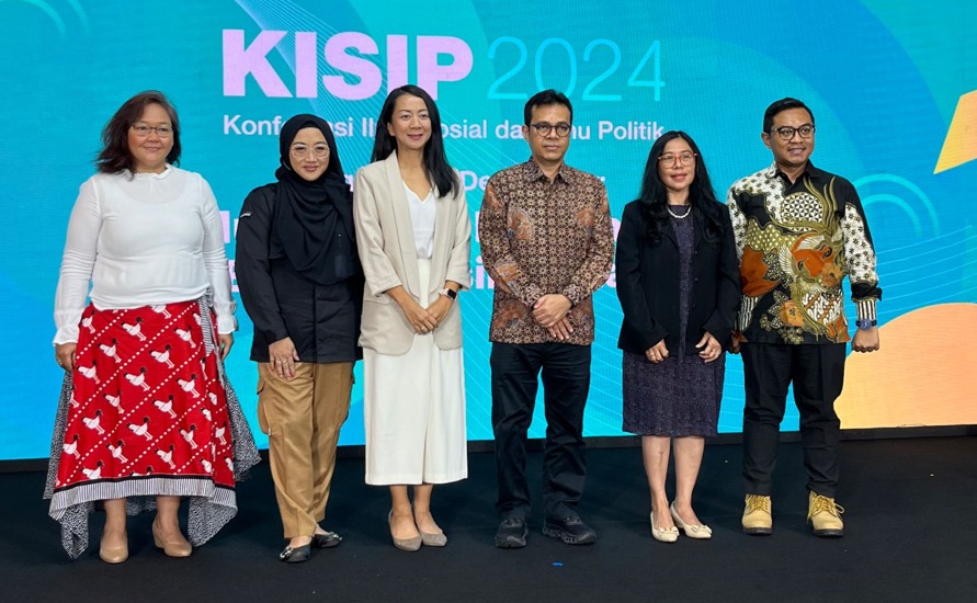 Dari kiri ke kanan: Anita Wahid (Public Virtue Research Institute), Reni Rinjani Pratiwi (KPU Indonesia), Shafiah Muhibat (CSIS Indonesia), Nezar Patria (Wakil Menteri Kementerian Komunikasi dan Informatika), Nur Syarifah (Kementerian Pendidikan, Kebudayaan, Riset, dan Teknologi), dan Arya Fernandez (CSIS Indonesia)