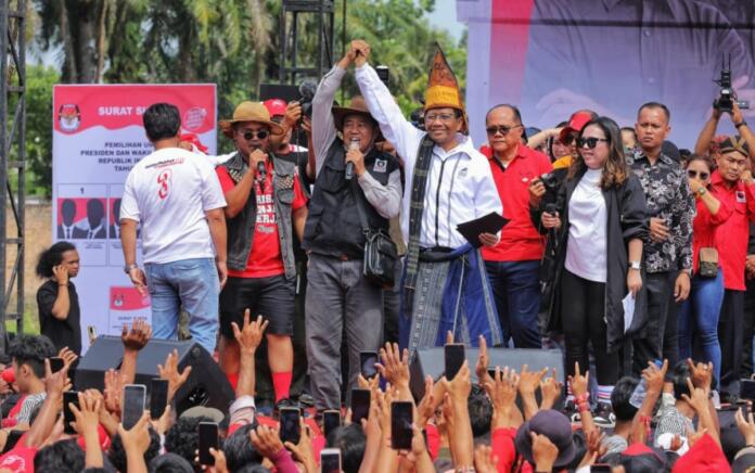 Mahfud dalam rangkaian kegiatan politiknya di Kabupaten Simalungun, Sumatera Utara, Minggu (28/1/2024)