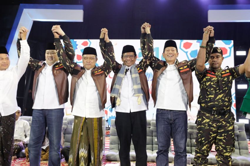 Cawapres Mahfud MD, Ketua Umum Partai Perindo Hary Tanoesoedibjo, dan mantan Ketum PBNU KH Said Aqil dalam acara Sholawat Persatuan Indonesia di Lapangan Sepakbola Prampelan, Kabupaten Demak, Jateng, Jumat (5/1/2024) malam. (Foto: TPN GANJAR-MAHFUD)