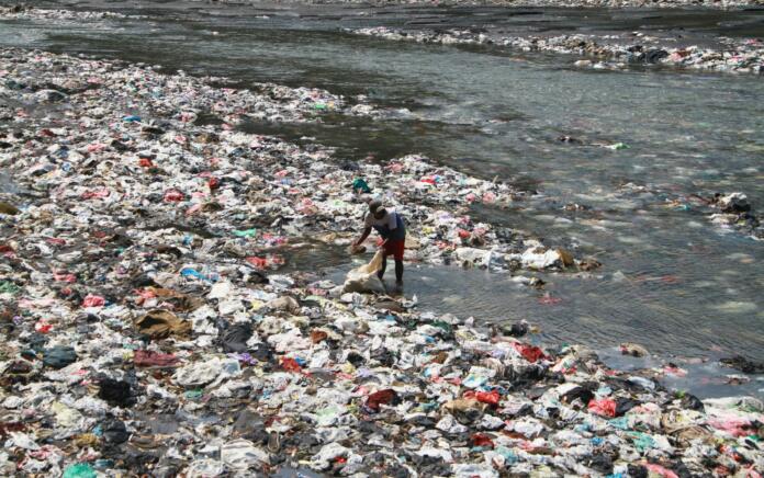 Ilustrasi sampah plastik di sungai (Foto: Mongabay)