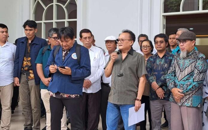 Alumni Unair dan kolega sejawatnya saat menggelar pernyataan sikap dan kritik terhadap pemerintahan Presiden Jokowi. (Foto: Pita Sari/Ngopibareng.id)