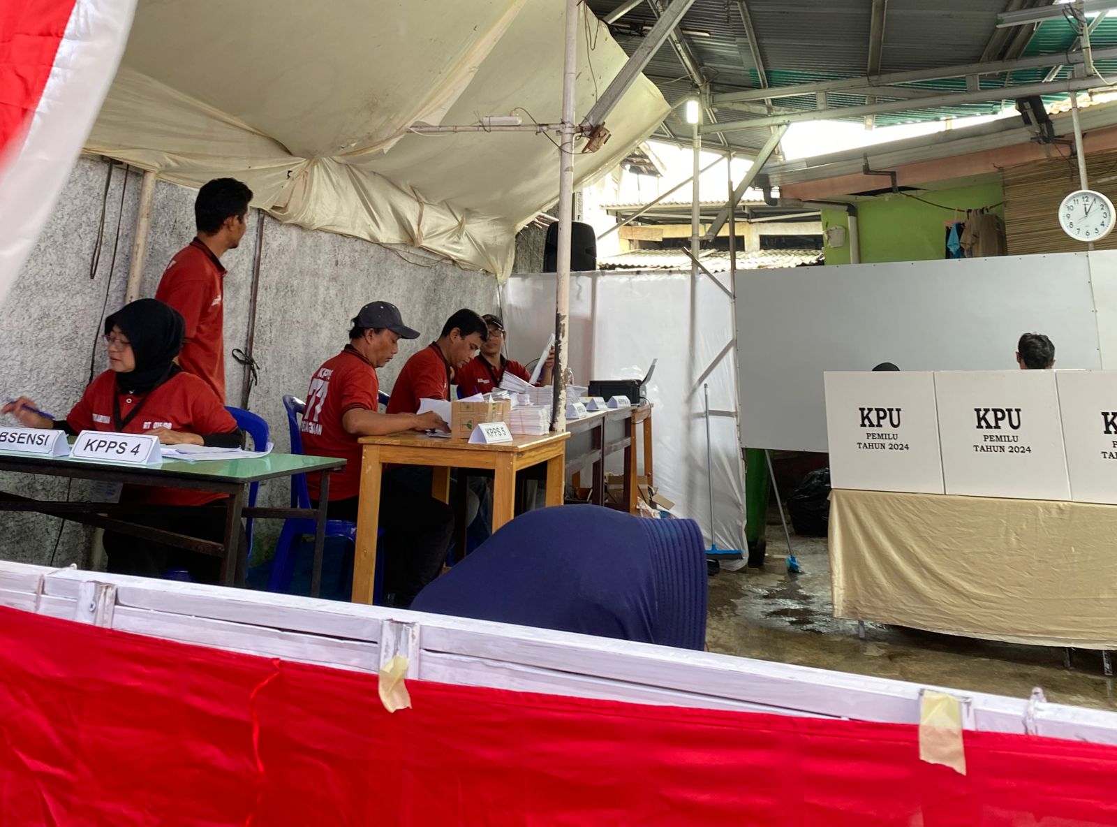 Petugas KPPS di TPS 077, Pegangsaan, Menteng, Jakarta Pusat (Foto: Zainul/Beritabaru.co)