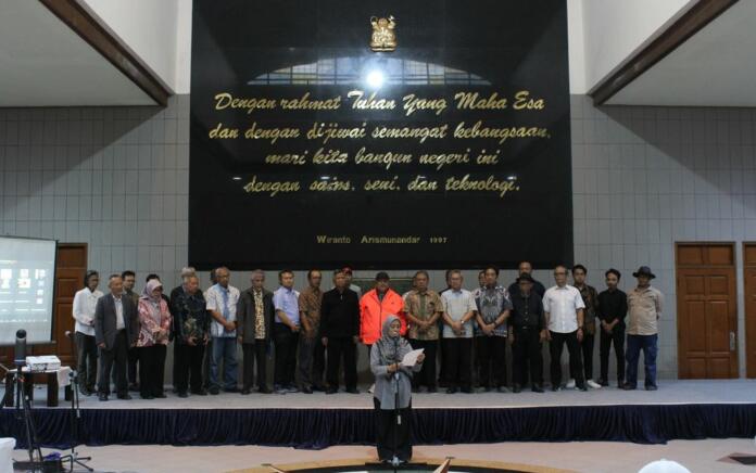 Sejumlah guru besar Institut Teknologi Bandung melakukan Deklarasi Akademik terkait Mencegah Kemunduran Demokrasi di Sasana Budaya Ganesa ITB, Kota Bandung, Jawa Barat, Senin (5/2/2024)
