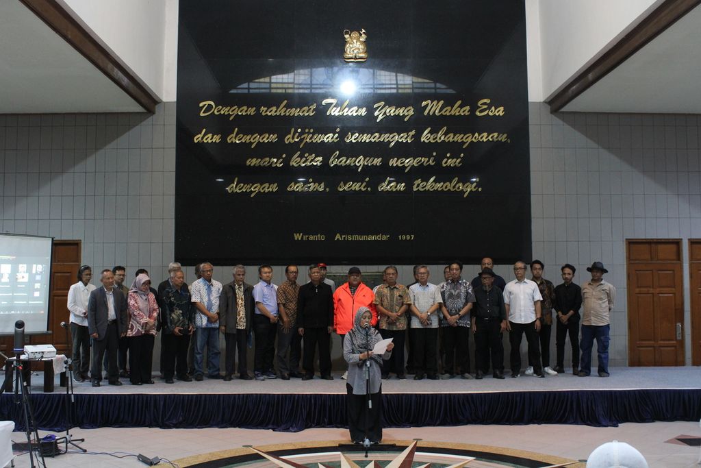Sejumlah guru besar Institut Teknologi Bandung melakukan Deklarasi Akademik terkait Mencegah Kemunduran Demokrasi di Sasana Budaya Ganesa ITB, Kota Bandung, Jawa Barat, Senin (5/2/2024)