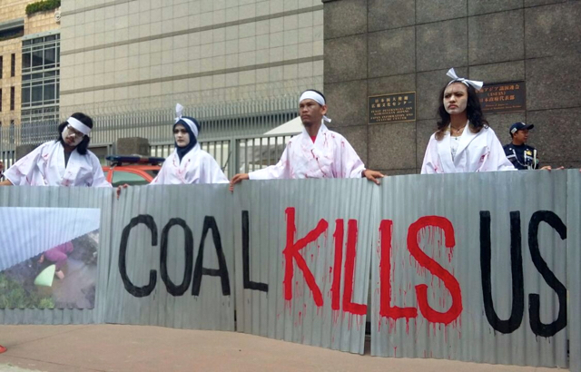 Aksi protes terhadap energi kotor batubara, salah satu PLTU Batang. PLTU tampaknya akan terus jadi ‘andalan’ dengan revisi aturan (Foto: Indra Nugraha/Mongabay)