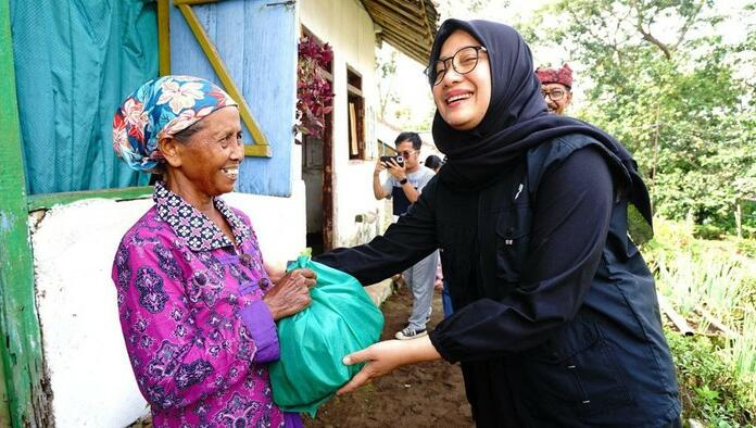 i Banyuwangi, Ipuk Fiestiandani, melakukan kunjungan ke Kampung Tlocor, sebuah perkampungan terpencil di kaki Gunung Raung