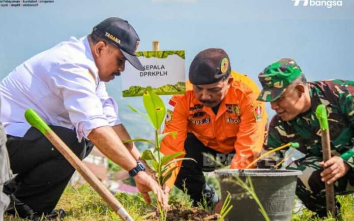 Kepala Dinas Perumahan Rakyat, Kawasan Permukiman, dan Lingkungan Hidup (DPRKPLH) Kabupaten Temanggung Prasojo menanam pohon