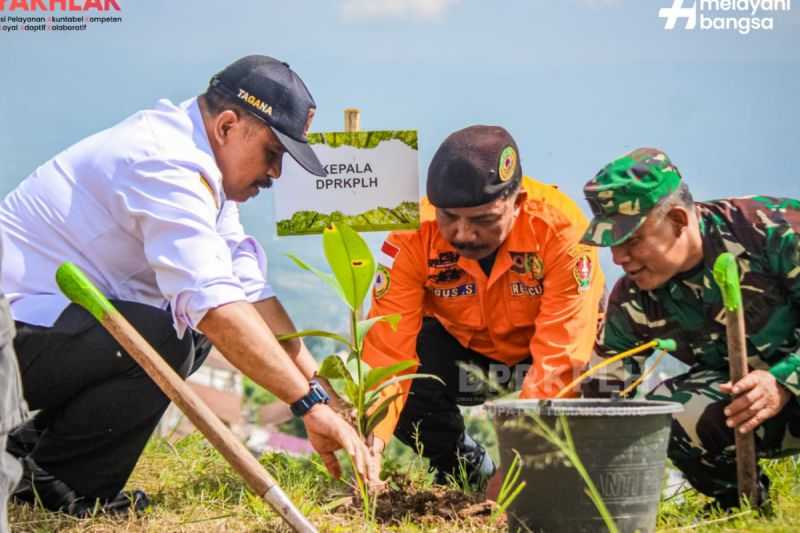 Kepala Dinas Perumahan Rakyat, Kawasan Permukiman, dan Lingkungan Hidup (DPRKPLH) Kabupaten Temanggung Prasojo menanam pohon