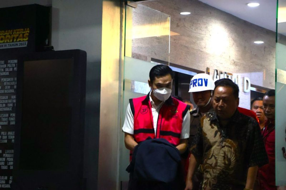 Suami Sandra Dewi, Harvey Moeis keluar dari gedung pemeriksaan Jampidsus Kejaksaan Agung usai ditetapkan sebagai tersangka korupsi timah, Rabu (27/3/2024). (Foto: ANTARA)
