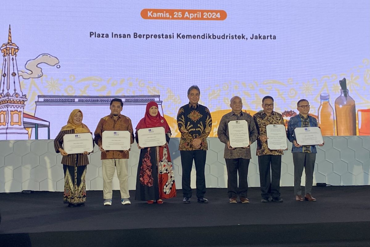 Indonesia melalui Kemendikbudristek menerima dua sertifikat inskripsi warisan budaya dari UNESCO di Kantor Kemendikbudristek, Jakarta, Kamis (25/4/2024).