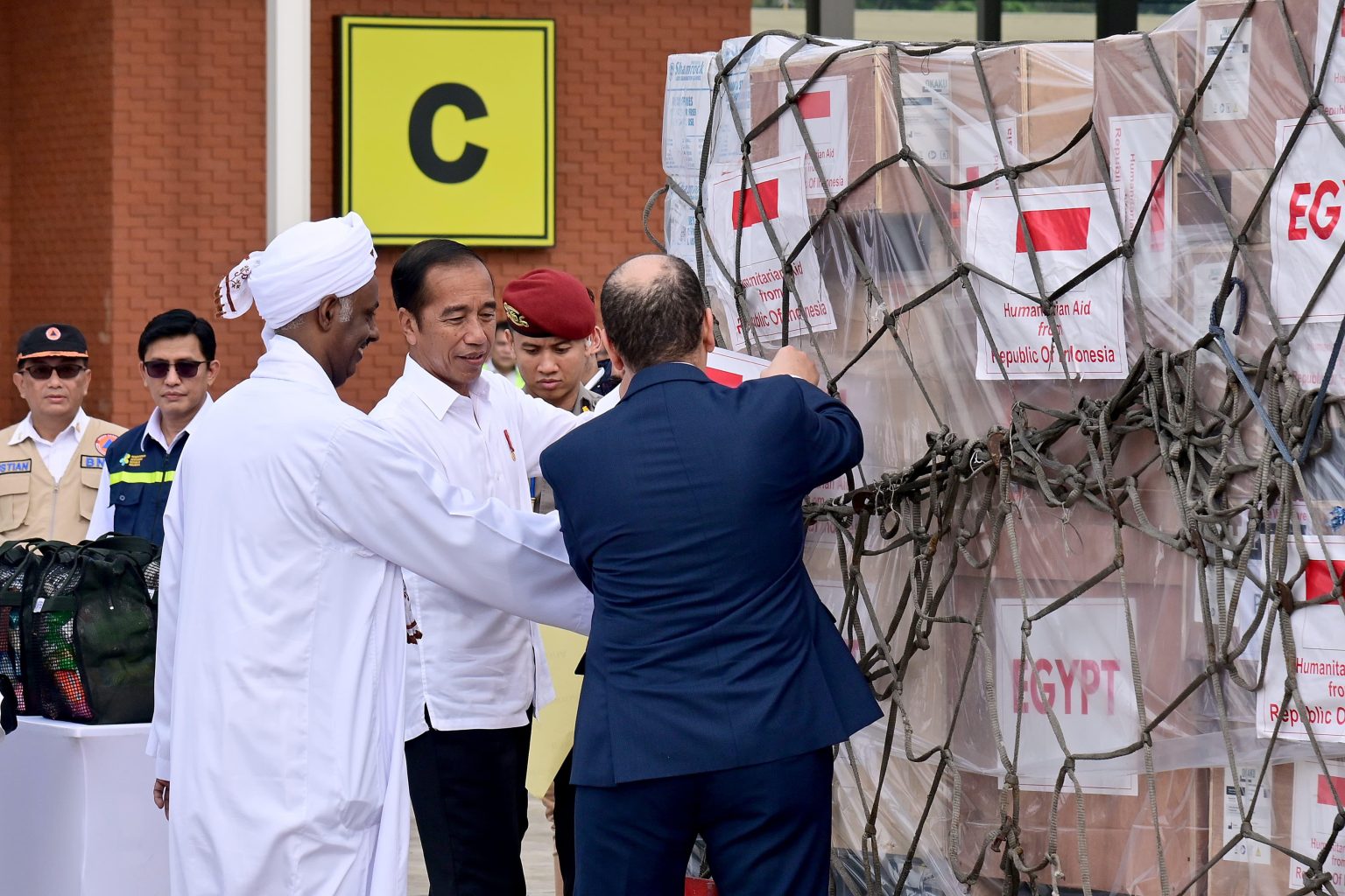 Jokowi Lepas Bantuan Kemanusiaan Rp30 Miliar untuk Palestina dan Sudan