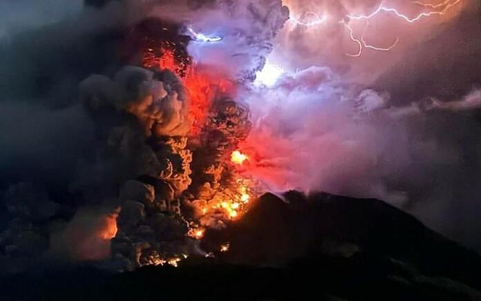 Erupsi Gunung Ruang (Foto:AFP)
