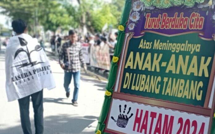 Poster di Hari Anti Tambang di Palu, saat aksi di depan DRPD Sulteng. Foto: Minnie Rivai/Mongabay Indonesia