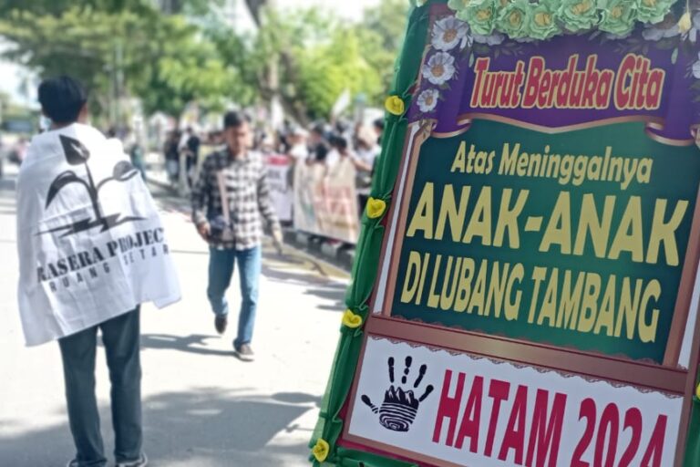 Poster di Hari Anti Tambang di Palu, saat aksi di depan DRPD Sulteng. Foto: Minnie Rivai/Mongabay Indonesia