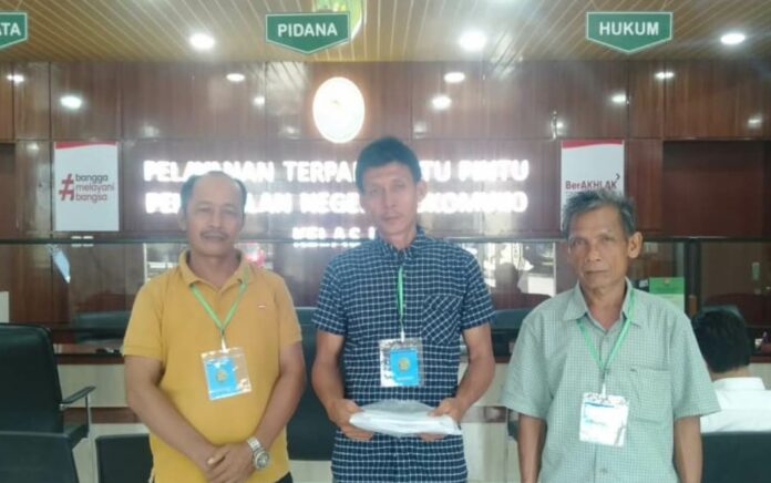 Tiga Petani Tanjung Sakti Kabupaten Mukomuko, Provinsi Bengkulu, mencari keadilan hingga ke Mahkamah Agung (MA).