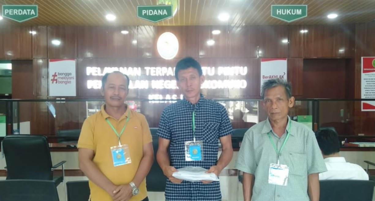 Tiga Petani Tanjung Sakti Kabupaten Mukomuko, Provinsi Bengkulu, mencari keadilan hingga ke Mahkamah Agung (MA).