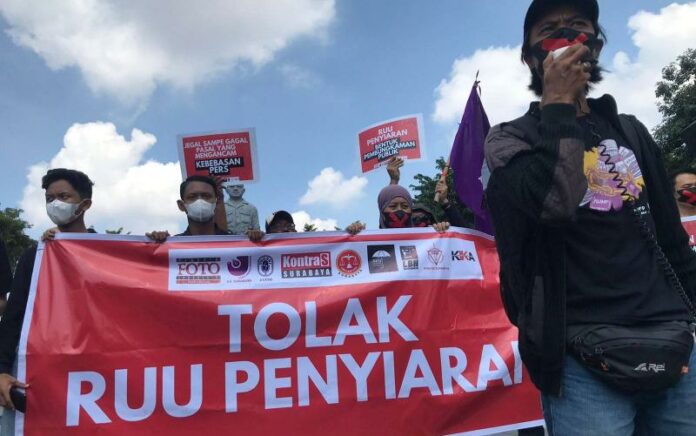 Koalisi Masyarakat dan Pers di Surabaya Tolak RUU Penyiaran (Foto: AJI)