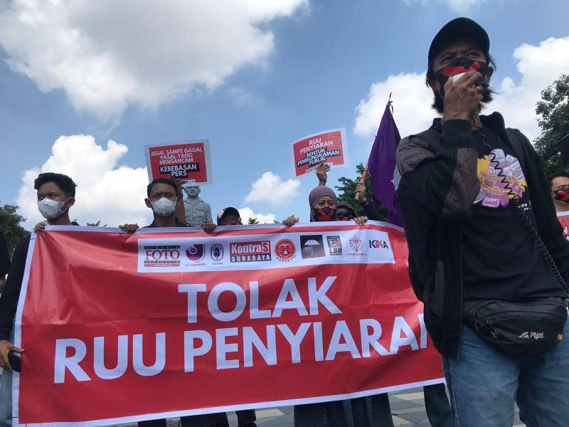 Koalisi Masyarakat dan Pers di Surabaya Tolak RUU Penyiaran (Foto: AJI)