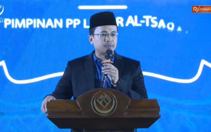 Pimpinan Pondok Pesantren Luhur Al-Tsaqafah, KH. M.I. Shofwan Yahya saat memberiksan sambutan