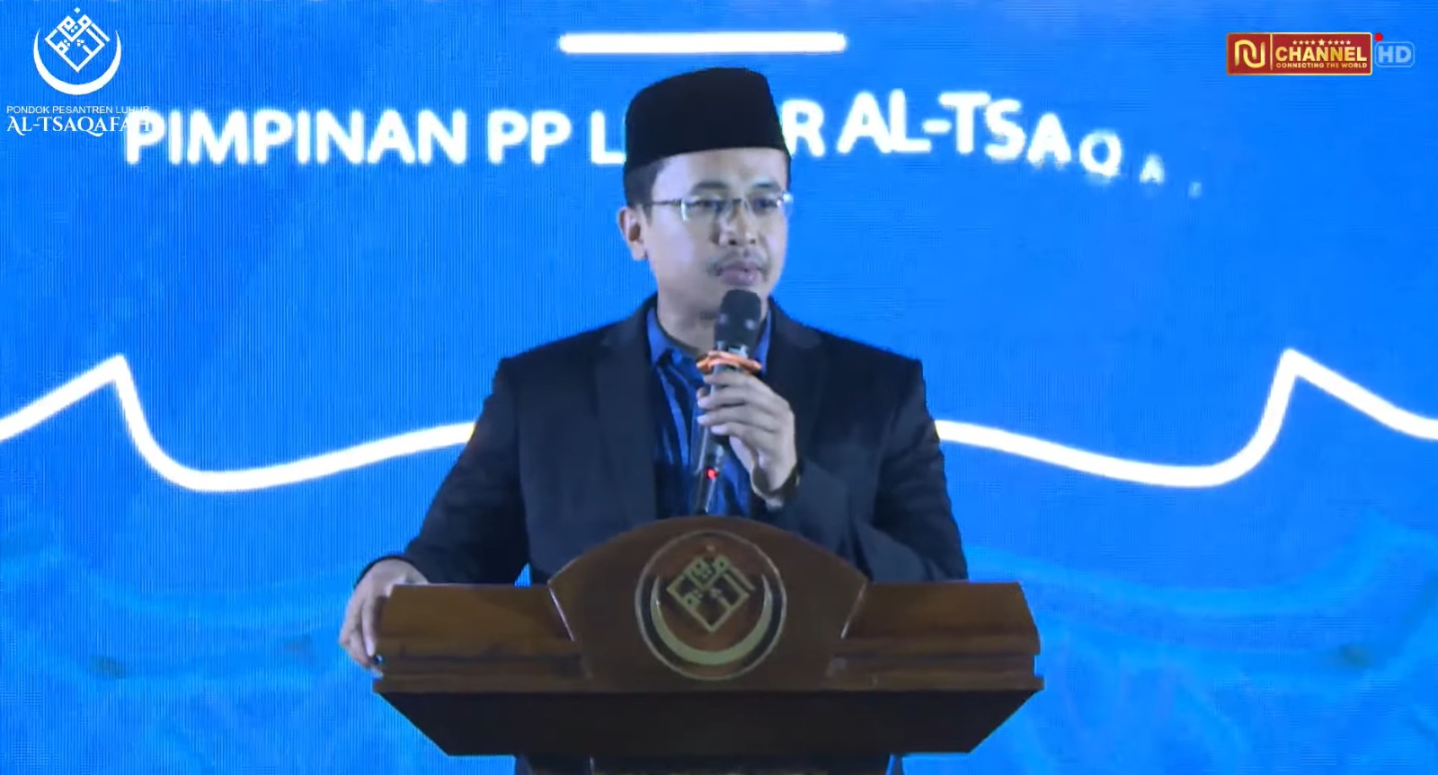 Pimpinan Pondok Pesantren Luhur Al-Tsaqafah, KH. M.I. Shofwan Yahya saat memberiksan sambutan