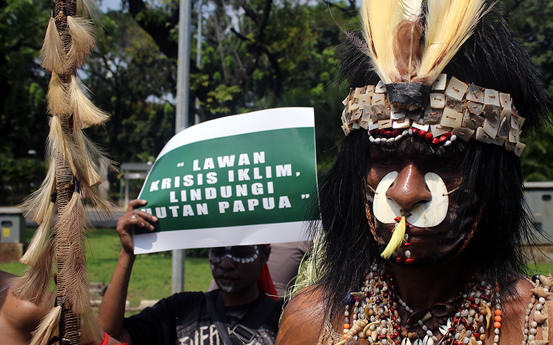 Aksi tarian suka cita Suku Awyu dan Moi Sigin Papua di depan Gedung Mahkamah Agung, Jalan Medan Merdeka Utara, Gambir, Jakarta Pusat, Senin (22/7/2024).