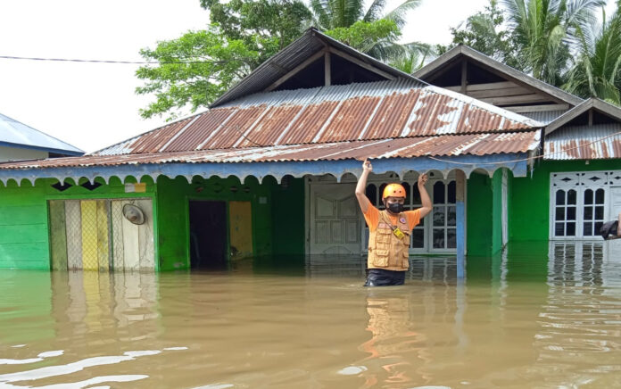 Banjir kembali melanda warga Kabupaten Gorontalo, Provinsi Gorontalo pada Jumat siang (17/9). Banjir dipicu oleh hujan lebat hingga debit air Sungai Paguyuman, salah satu sungai terbesar di provinsi ini. (BPBD Kabupaten Gorontalo)