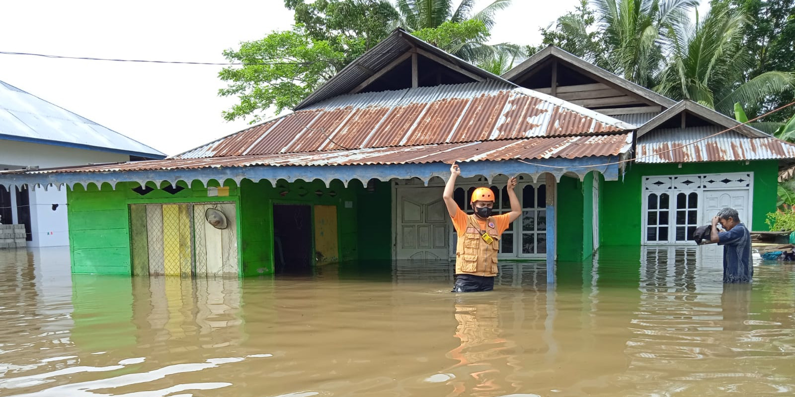 Banjir kembali melanda warga Kabupaten Gorontalo, Provinsi Gorontalo pada Jumat siang (17/9). Banjir dipicu oleh hujan lebat hingga debit air Sungai Paguyuman, salah satu sungai terbesar di provinsi ini. (BPBD Kabupaten Gorontalo)