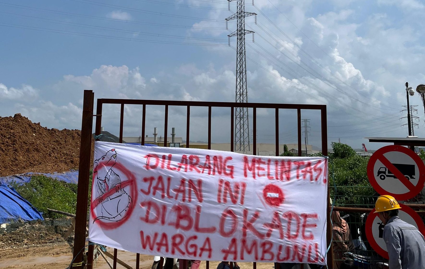 Protes Pabrik Smelter Gunakan Jalan Tani, Warga Ambunu Morowali Blokade Jalan