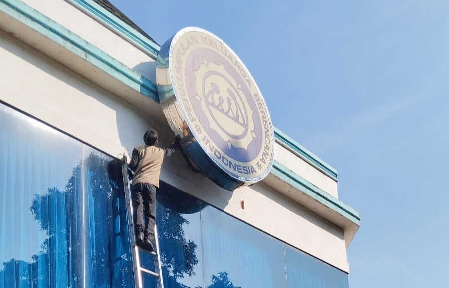 Eksekusi penggusuran Kantor Perkumpulan Keluarga Berencana Indonesia (PKBI) di Hang Jebat III/F3 Jakarta Selatan, Kamis 10 Juni 2024. (Foto: PKBI) LBH Palembang