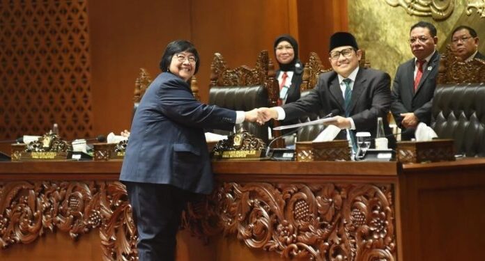 Menteri LHK, Siti Nurbaya saat pengesahan RUU KSDHAE di Gedung DPR RI