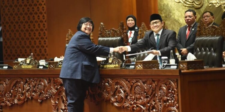 Menteri LHK, Siti Nurbaya saat pengesahan RUU KSDHAE di Gedung DPR RI