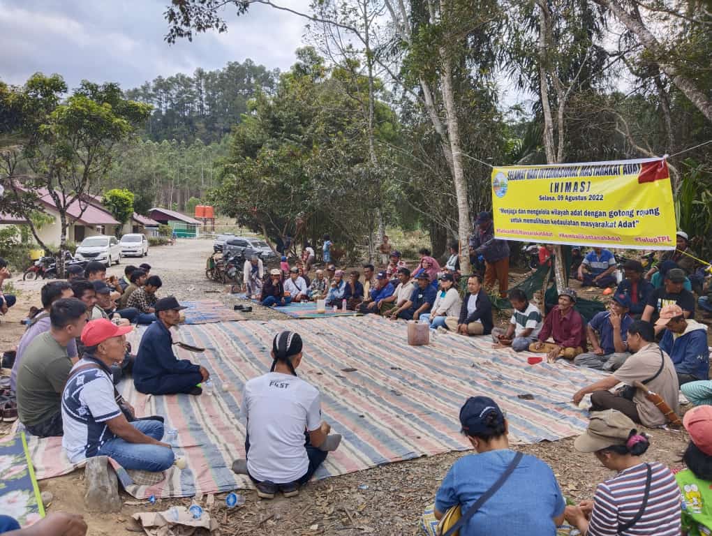 Warga adat Sihaporas protes tak ada perlindungan wilayah adat mereka. Foto: dokumen warga