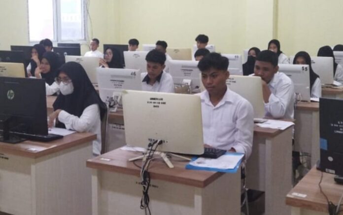 Para peserta UTBK di Universitas Khairun Ternate (Foto: Humas Unkhoir)