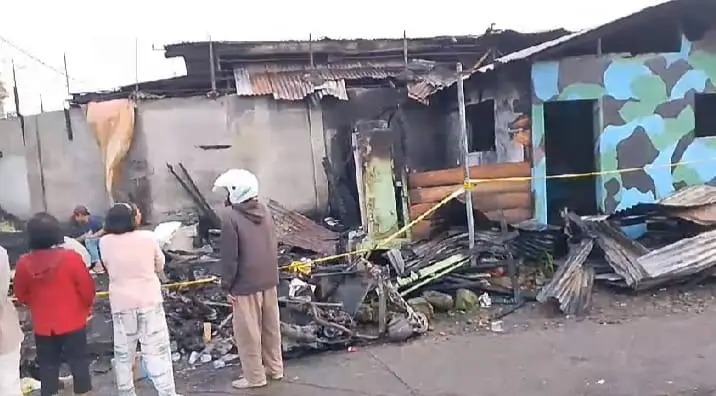 Kondisi rumah jurnalis Tribata TV yang dibakar (Foto: istimewa)