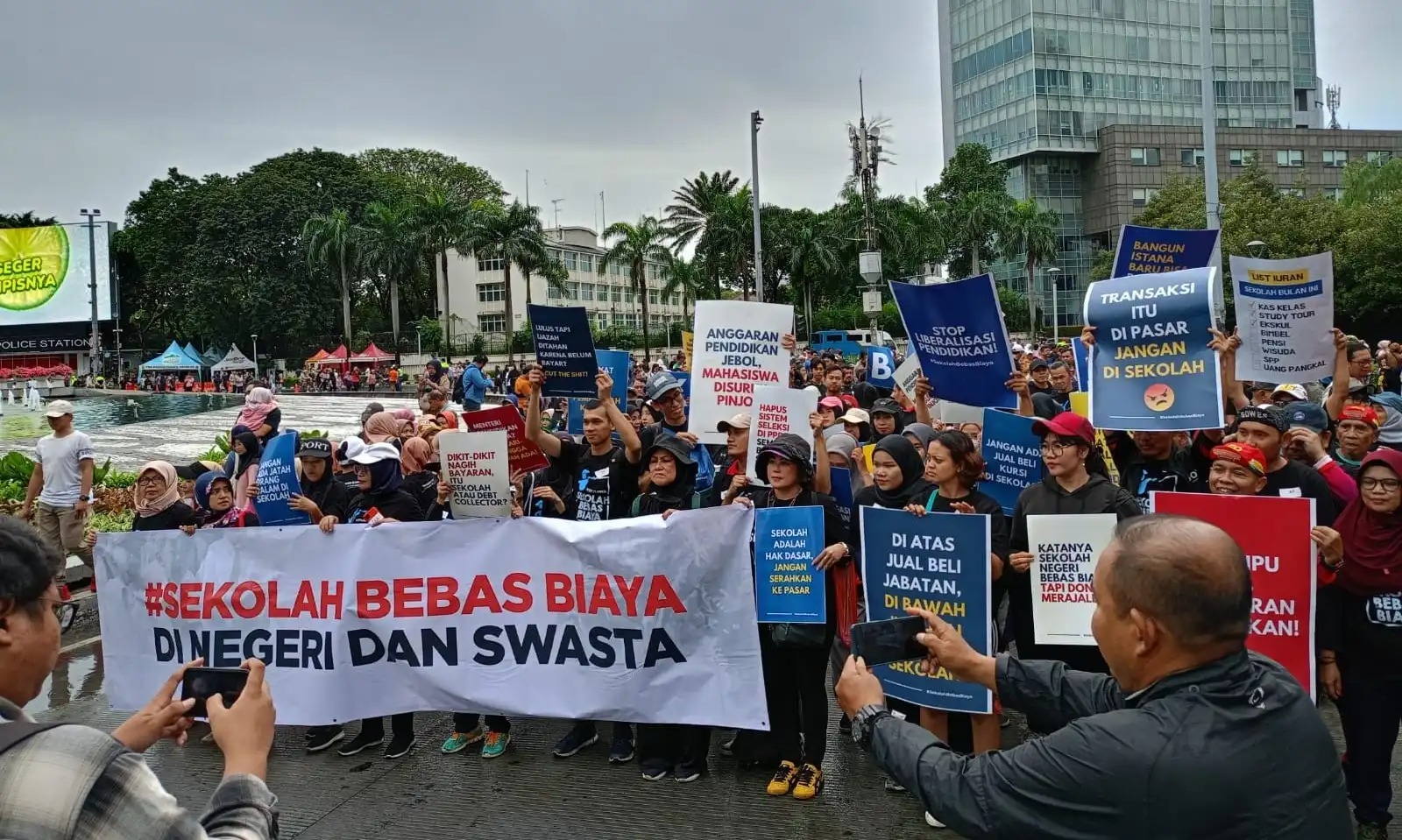 Koalisi Masyarakat Sipil untuk Pendidikan Jakarta dan Indonesia yang Berkeadilan (Kopaja) mendorong pemerintah wujudkan sekolah bebas biaya melalui gelaran jalan santai di Jakarta Pusat, DKI Jakarta, Minggu (7/7